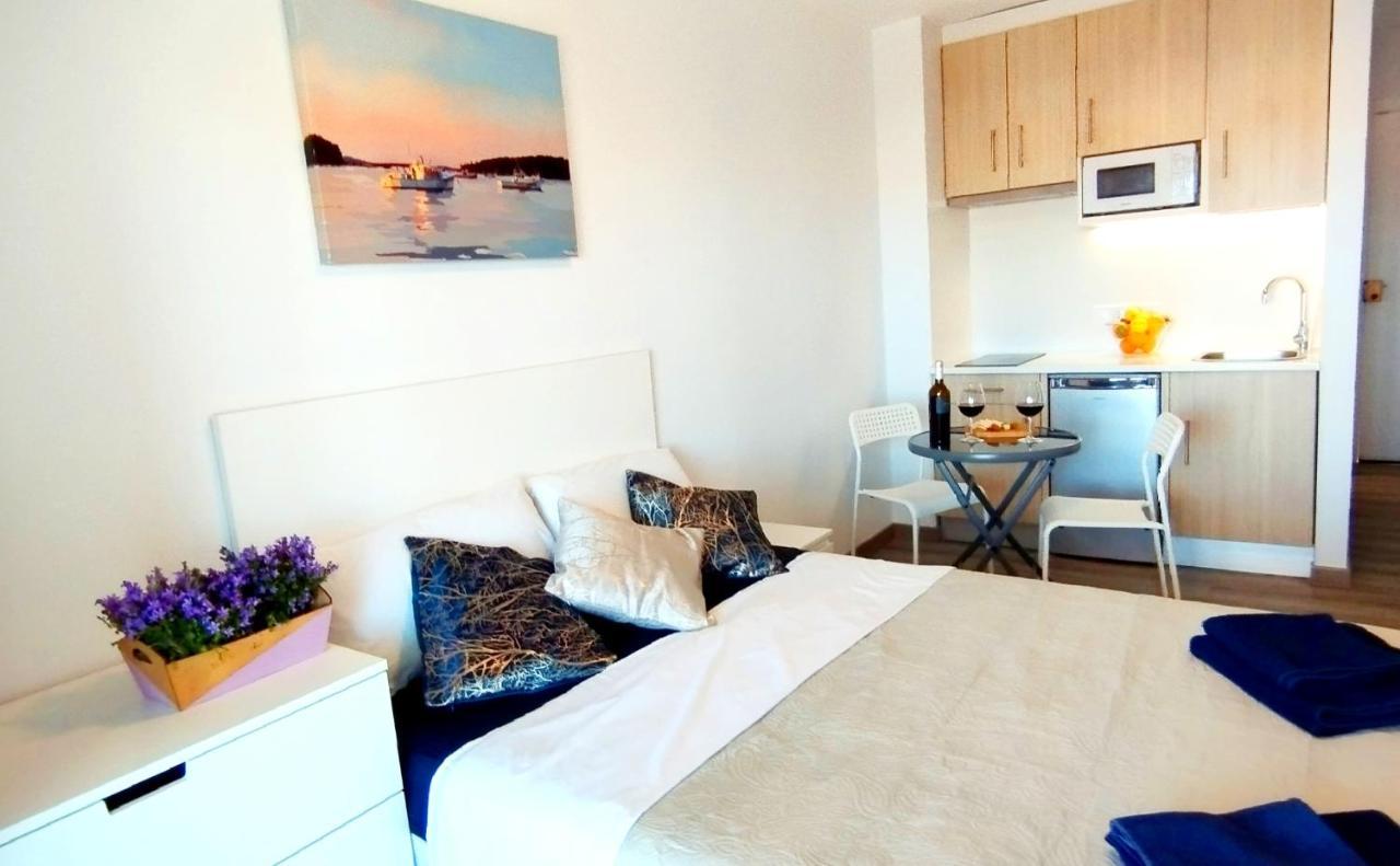 Studio With Terrace And Pool ตอร์เรเวียคา ภายนอก รูปภาพ